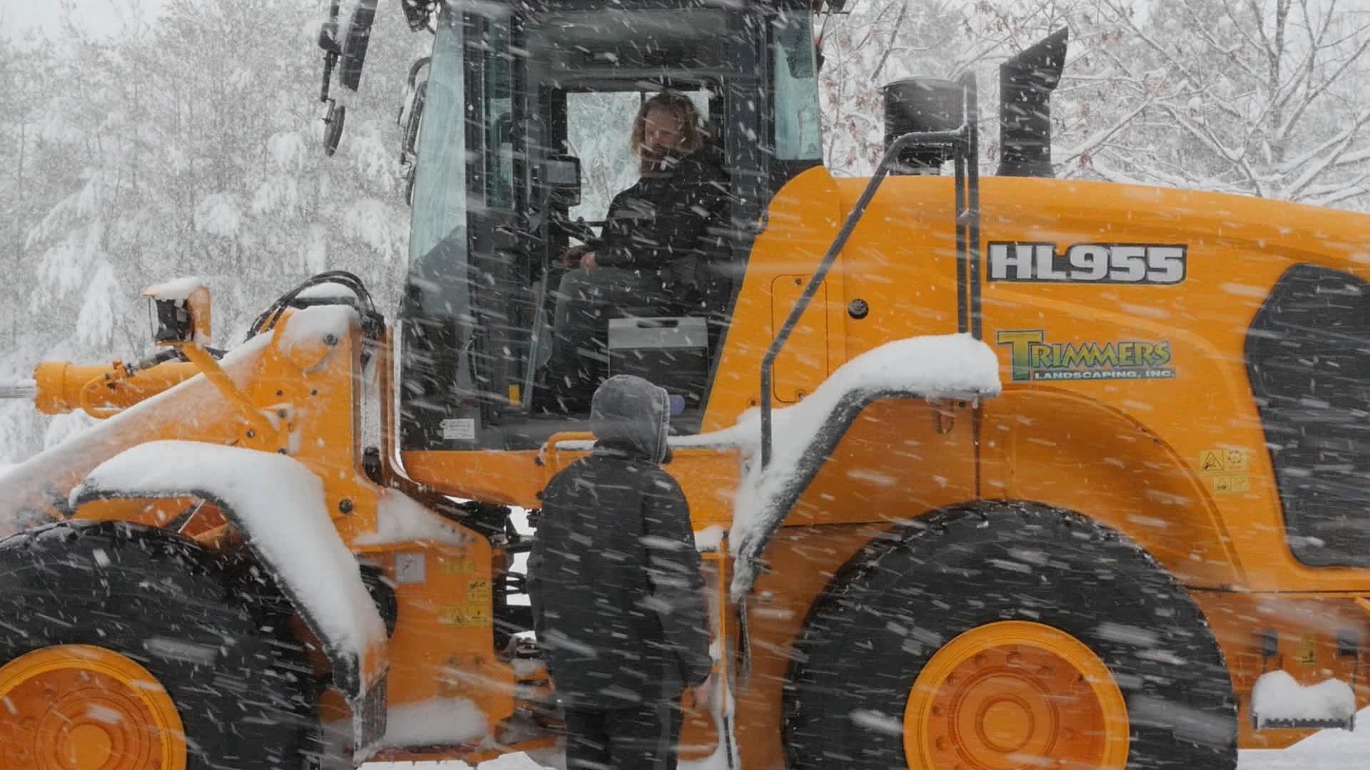 hl955-hyundai-loader-trimmers-landscaping-snow-removal