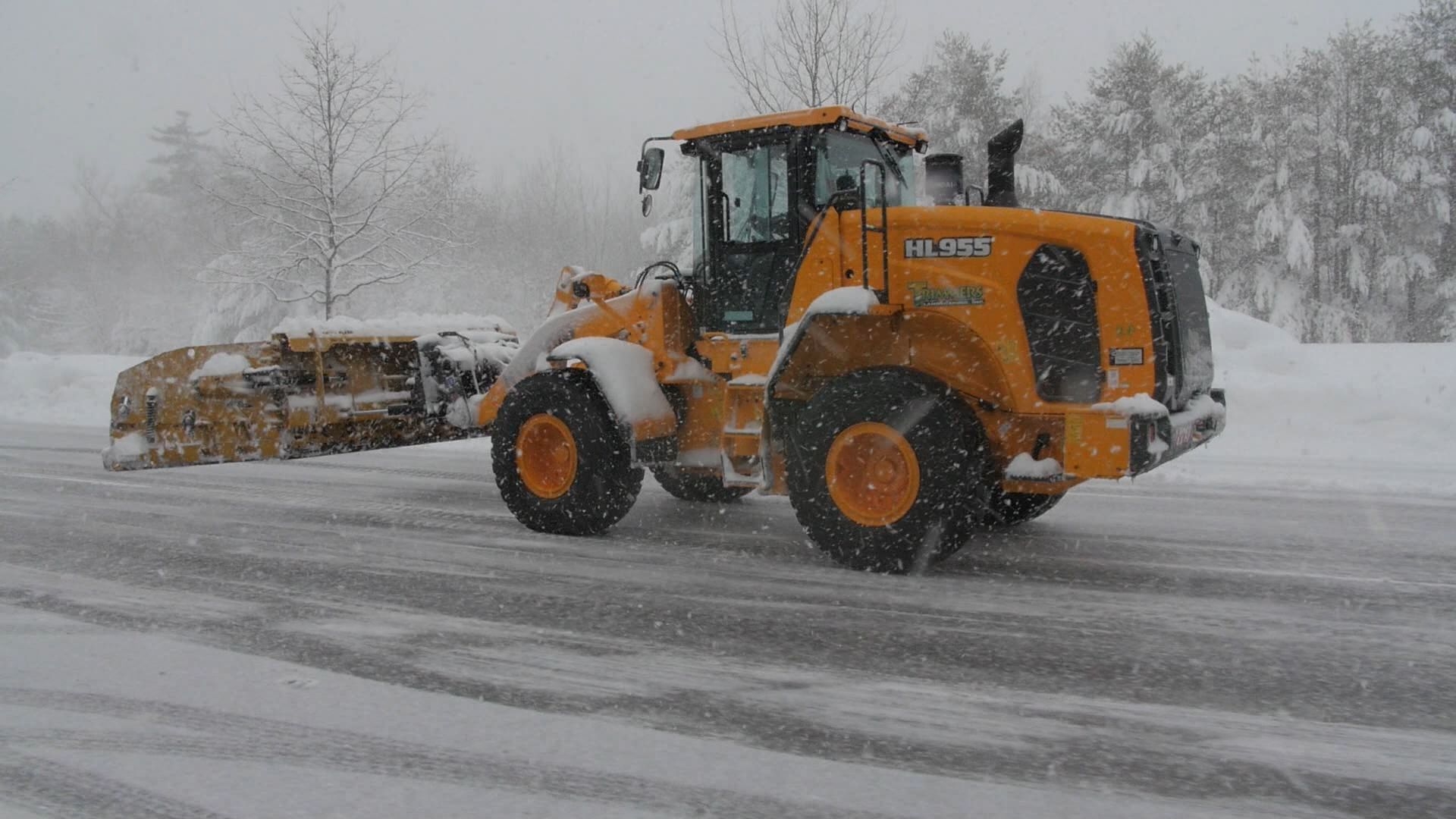 hl955-hyundai-loader-trimmers-landscaping-snow-removal