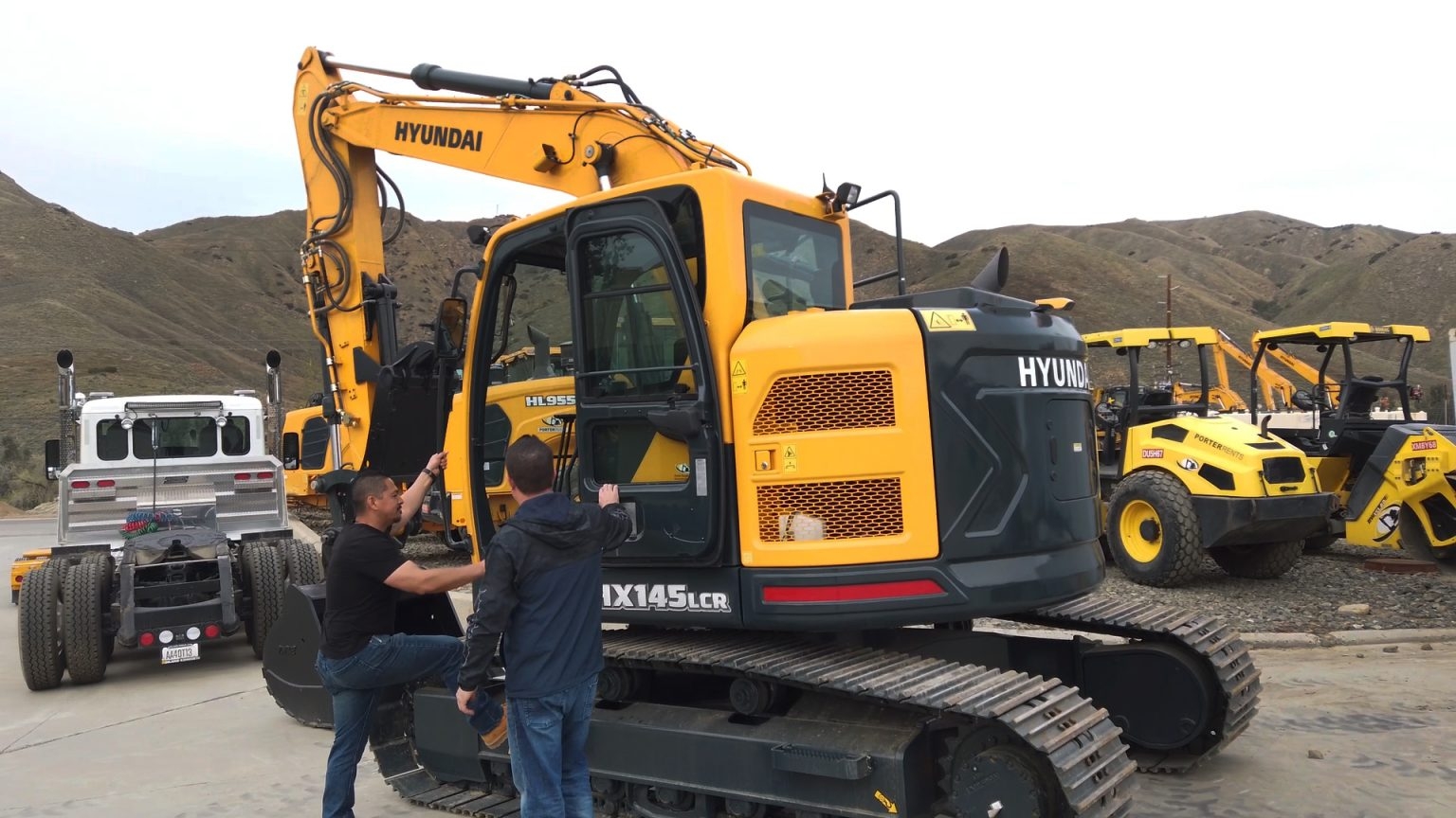 hx145lcr-excavator-porter-group